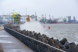Klaipėdos uoste pro laivo bortą iškrito įgulos narys, jo ieškoma