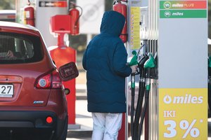 Vairuotojus įspėja, jog kitą savaitę galimi ryškesni degalų kainų pokyčiai: kas tai lems