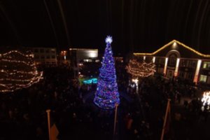 Gargždai įžiebė fėjų apsuptą Kalėdų eglę – švenčių dvasia pasklido po visą rajoną