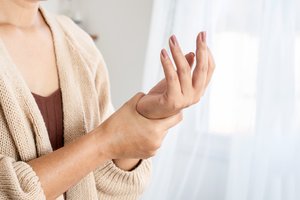 Dilgčiojimas rankoje rodo, kad trūksta gyvybiškai svarbaus vitamino: žala gali būti nepataisoma