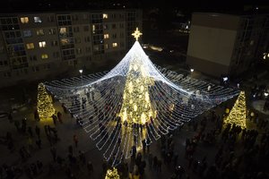 Lietuva ar pasakų miestas? Jonavoje nušvitusi Kalėdų eglė šventes pasitinka ne vieniša
