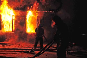 Trakų rajone degė namas, skubėdami jo gesinti ugniagesiai nuslydo nuo kelio