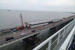 Žiniasklaida: atnaujintas eismas automobiliams skirta Krymo tilto dalimi