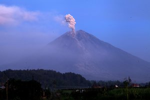 Indonezijoje išsiveržęs ugnikalnis aprimo