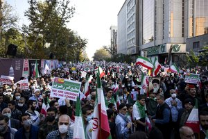 Irane mirties bausme nuteisti penki protestuotojai, o demonstracijos tęsiasi