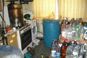 Radviliškio rajone pareigūnai aptiko naminukės gaminio aparatą su 18 litrų raugo