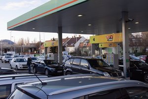 Pritrūkusi degalų, Vengrija atsisako kuro kainų „lubų“