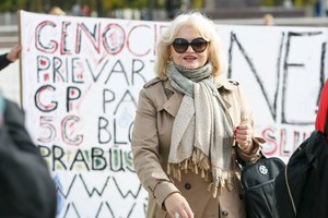 A. G. Astrauskaitė atleista iš darbo Vilniaus mokykloje, direktorė jai siūlo grįžti