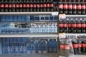 Rusijos išradingumui nėra ribų: parduotuvių lentynose – gėrimai, imituojantys „Coca-Cola“