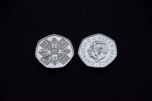 JK išleistos pirmosios monetos su naujojo karaliaus Karolio III atvaizdu