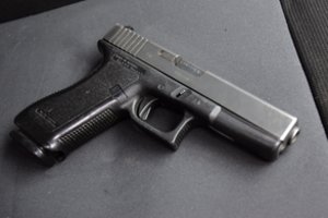Pareigūnams Klaipėdoje sulaikant vyrą rastas neteisėtai laikytas pistoletas