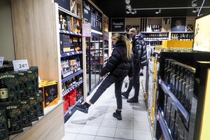 Nuo Naujųjų pažvelgę į alkoholio lentynas nenustebkite – kainos bus didesnės