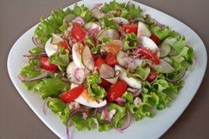Gardžios ir vitaminų kupinos salotos su tunu – vertos vietos ant švenčių stalo
