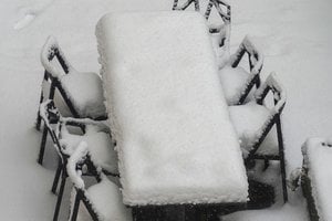 Kieme darosi sunku išbristi: paprasti patarimai, kurie padės efektyviau tvarkytis su sniegu  