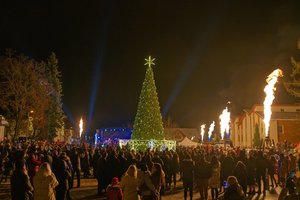 Birštone įvairiaspalvėmis šviesomis nušvito Kalėdų eglė ir apžvalgos bokštas