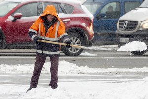 Piktinasi, kad valydami sniegą siaurina gatves, kaltina neprofesionalumu – įmonės sutinka, kad brokų neišvengia