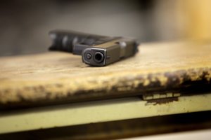 Uteniškio bute rastas neteisėtai laikomas dujinis pistoletas