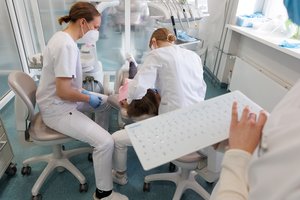 Odontologus glumina pacientams siunčiama žinutė: neskatina rūpintis dantimis ir ramina, kad valstybė kompensuos protezavimą