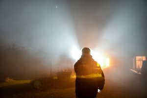 Vilniuje atvira liepsna užsiliepsnojo karkasinis namas: ugniagesiai išgelbėjo viduje buvusį žmogų