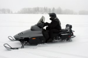 Prienų rajone pasivažinėjimas vos nesibaigė tragiška nelaime: į ežerą įlūžo sniego motociklas