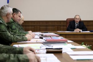 Kremliuje – neeiliniai manevrai: analitikai paaiškino, ką reiškia V. Putino susitikimas su armijos vadais