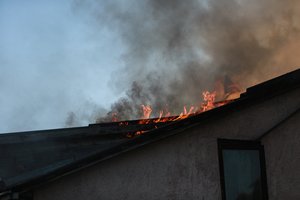 Kauno rajone ugniagesiai gesina atvira liepsna degantį namą: sutelktos gausios pajėgos