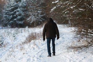 Į sniego pusnį sukniubęs vyras nepakilo: paskutinės gyvenimo sekundės ištiksėjo sode