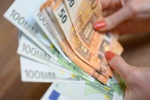 Moteris noru užsidirbti pinigų pasinaudoję sukčiai iš jos išviliojo virš 7 tūkst. eurų