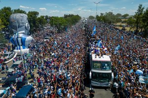 Argentinos futbolo dievų paradas Buenos Airėse nutrauktas – dėl visuotinio išprotėjimo žaidėjai išskraidinti sraigtasparniu