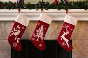 Kodėl per Kalėdas prie židinio kabinamos kojinės? Nustebsite, bet tai susiję su aukso mėtymu per kaminą