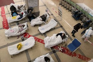 Kinijoje pagyvenę pacientai, sergantys COVID-19, užpildė didžiųjų miestų ligoninių palatas