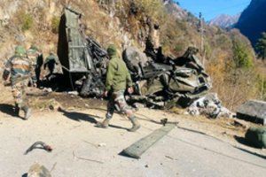 Indijoje į tarpeklį nukrito sunkvežimis su kariais, žuvo 16 asmenų