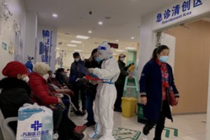 Pareigūnas: viename Kinijos miestų koronavirusu užsikrečia po pusę milijono žmonių per dieną