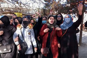 Talibanas vandens patranka vaikė protestavusias moteris