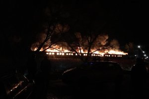 Milžiniškas gaisras Telšių rajone: liepsnos prarijo 3 000 kvadratinių metrų ploto pastatą su dideliais rūbų kiekiais