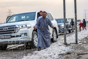 Kuveite – itin retas reiškinys: krušos ledukai baltai nuspalvino dykumą