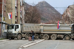Serbijos prezidentas paragino serbus Kosovo šiaurėje ardyti barikadas