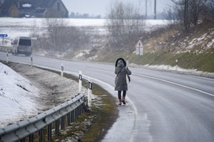 Svarbi žinia vairuotojams: dviejuose Lietuvos rajonuose matomumas siekia vos 50 metrų, keliai padegti ledu ir sniegu