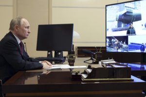 V. Putinas stebėjo naujų karo laivų ir povandeninių laivų paleidimą