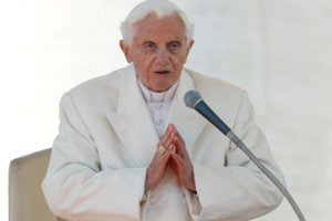 Lietuvos vyskupai ragina tikinčiuosius melstis už mirusį popiežių Benediktą XVI