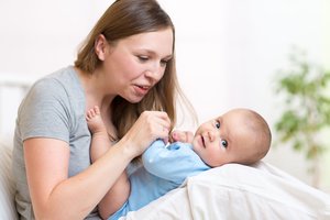 Tėvai daugiau kalbasi su mažyliais, kurie atsiliepia į jų kalbinimus