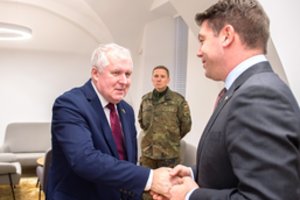 Ministras A. Anušauskas susitiko su Vokietijos gynybos ministerijos parlamentiniu valstybės sekretoriumi