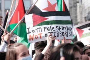 „Amnesty International“: Izraelio taikomi Palestinos vėliavų apribojimai yra represyvūs