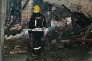 Vilniuje nuvirto daugiabučio siena: iš pastato evakuoti žmonės
