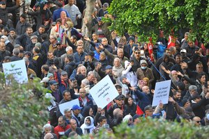 Tunise siaučiant ekonominei krizei tūkstančiai žmonių protestavo prieš prezidentą