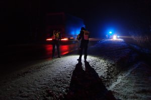 Joniškio rajone BMW nulėkė nuo kelio ir trenkėsi į medį, žuvo vairuotojas
