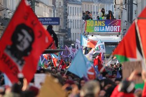 Tūkstančiai žmonių Paryžiuje protestavo prieš pensijų reformą: „Esame čia, nors Macronas to nenori“