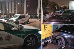 Pavojingos gaudynės Vilniaus gatvėse: pralėkęs puse miesto BMW sustojo po smūgio į paštomatą
