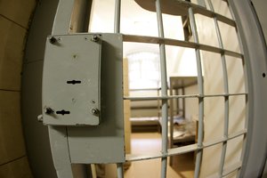 Iš užsienio – tiesiai į kalėjimo kamerą: neteisėtu ginklo laikymu kaltinamas klaipėdietis teismo laukia už grotų