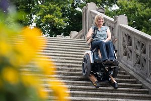 Pagaliau! Sukūrė neįgaliųjų vežimėlį, kuri gali lipti laiptais